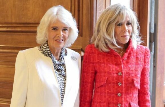 PHOTO – Brigitte Macron et la reine Camilla complices : leur ressemblance est troublante !